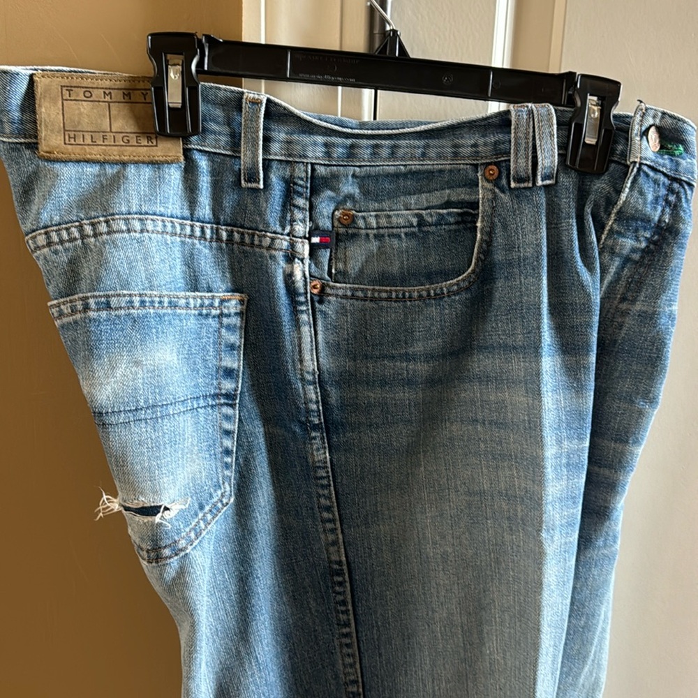 Tommy H. Worn jeans. 32W-34L.